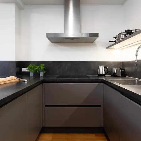 Two-Level 3Br Apartment With A Terrace I Ac I Balcony I Vltava River شقة